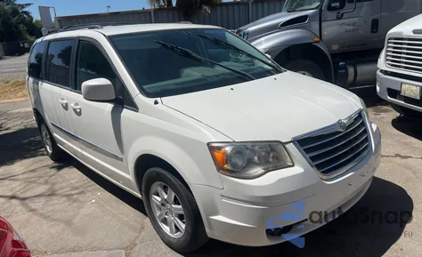 2010 Chrysler Town & Country Touring z USA, uszkodzony, nr VIN 2A4RR5D1XAR221717